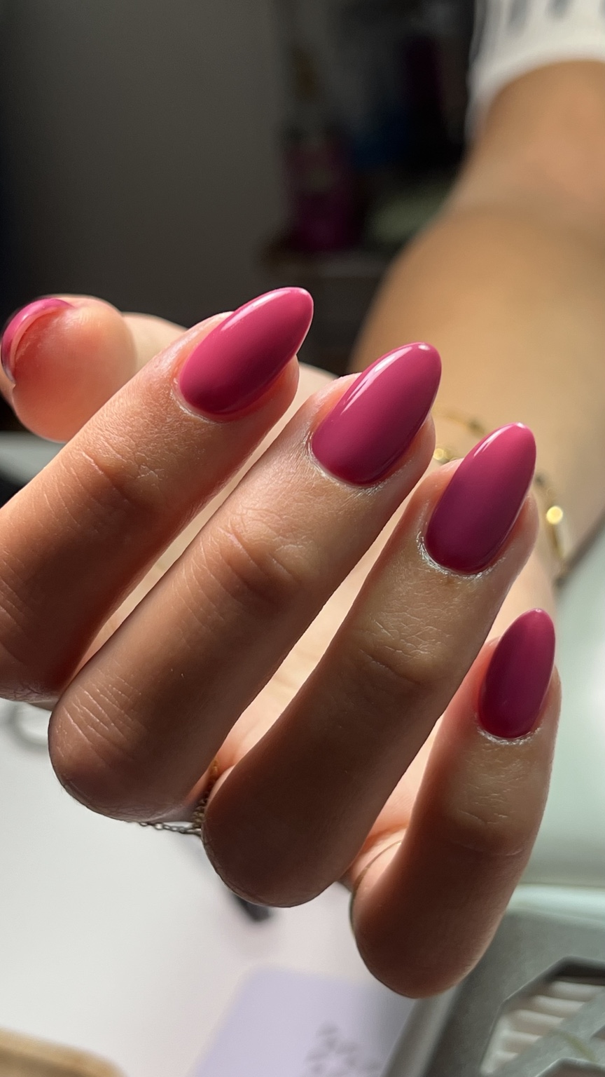 Pose d’ongles rose fuchsia brillante réalisée près de Bourg-Achard