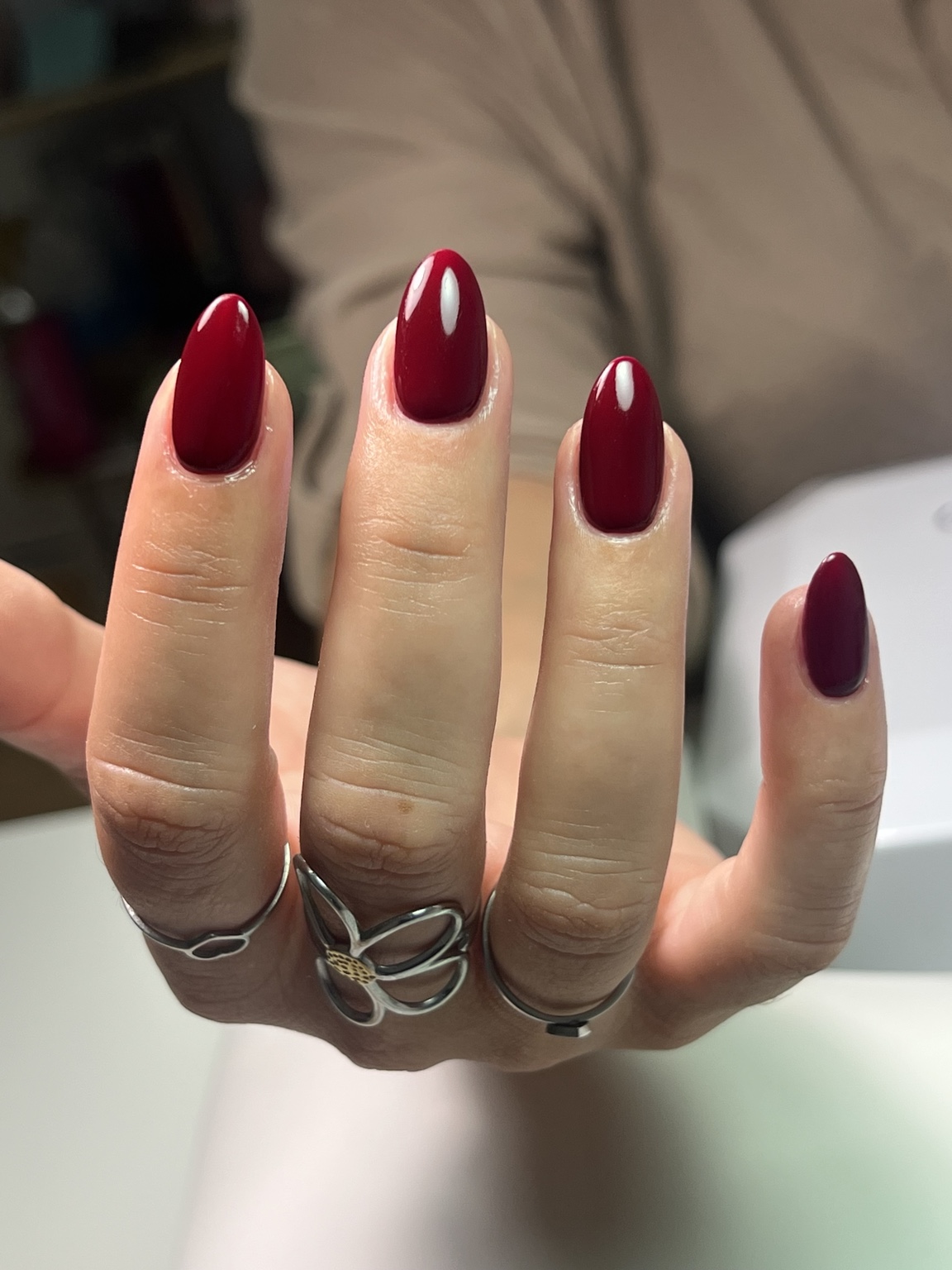 Pose d’ongles rouge bordeaux brillante