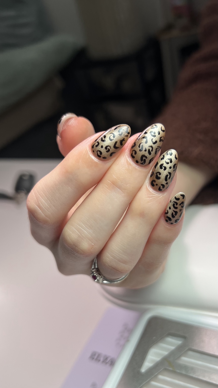 Préparation précise de l’ongle lors d’une manucure